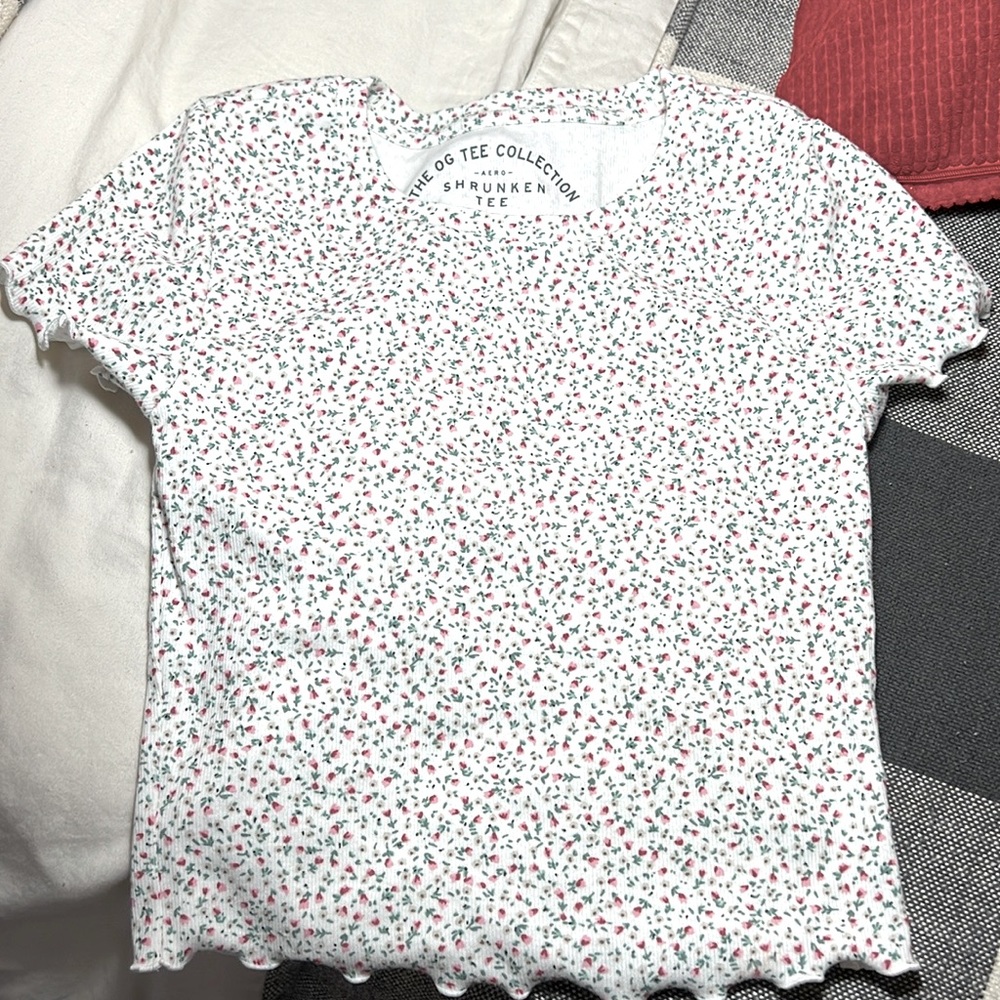 Aeropostal flowered tee nwot